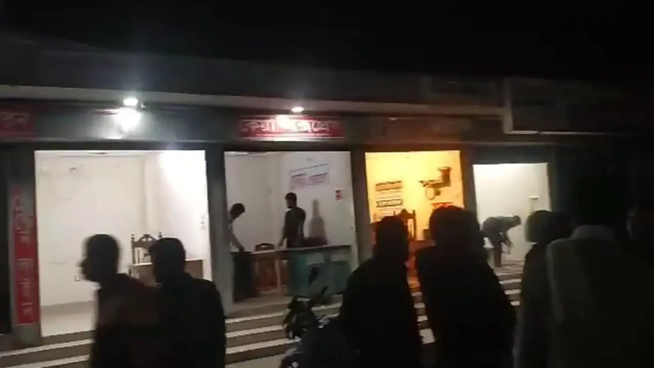 বাস কাউন্টার দখলে নিতে বিএনপি নেতার ছেলের নেতৃত্বে হামলা-লুট