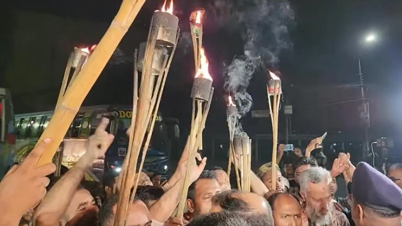 সন্ধ্যায় শপথ, রাতে মশাল মিছিল নতুন উপদেষ্টার বিরুদ্ধে