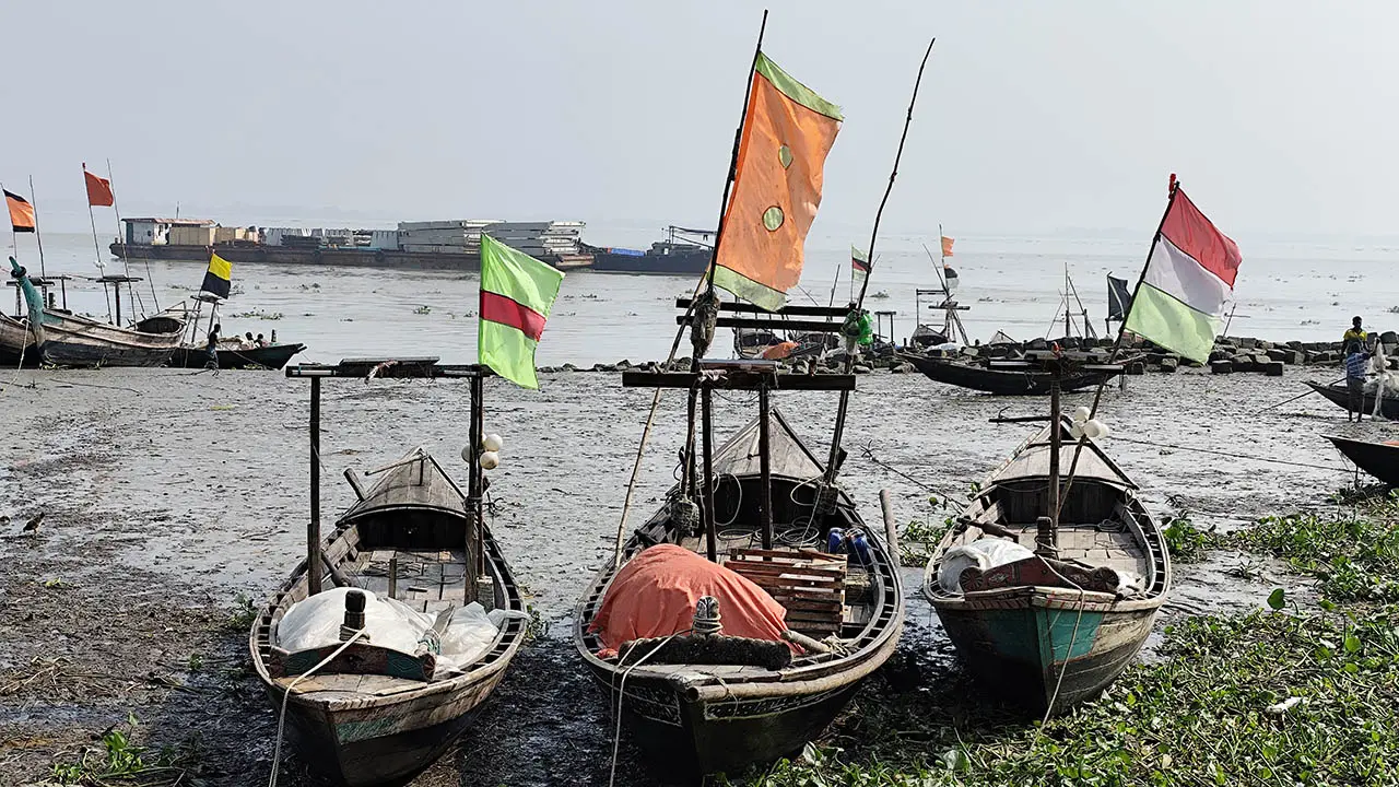 নিষেধাজ্ঞা কাটিয়ে মধ্যরাতের অপেক্ষায় ভোলার ২ লক্ষাধিক জেলে