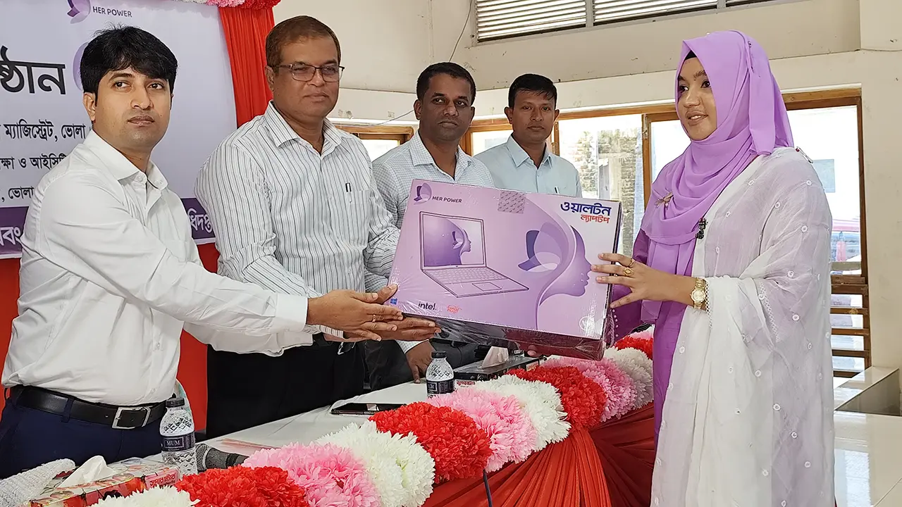 ভোলায় ‘হার পাওয়ার প্রকল্পে’ ল্যাপটপ পেলেন ৮০ জন নারী