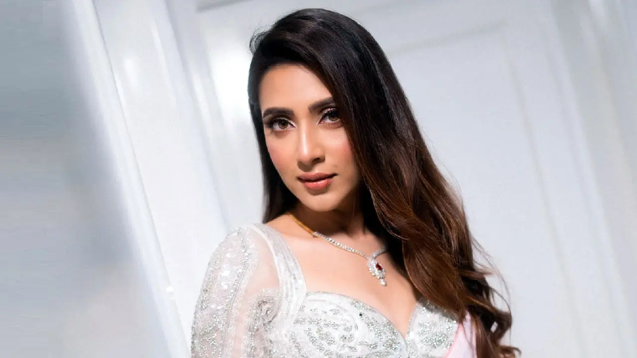 জন্মদিনে ২৫ কেক কাটলেন মিম