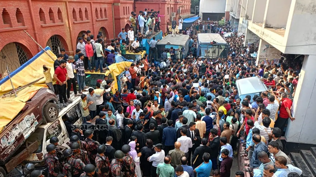 আদালত থেকে বিক্ষোভকারীদের সরাতে লাঠিচার্জ, টিয়ার গ্যাস নিক্ষেপ