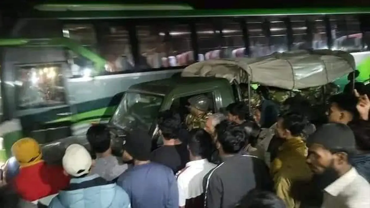 ঢাকায় সমাবেশে নিতে কোটি টাকা ঋণের প্রলোভন, বাসসহ ৭ গাড়ি জব্দ