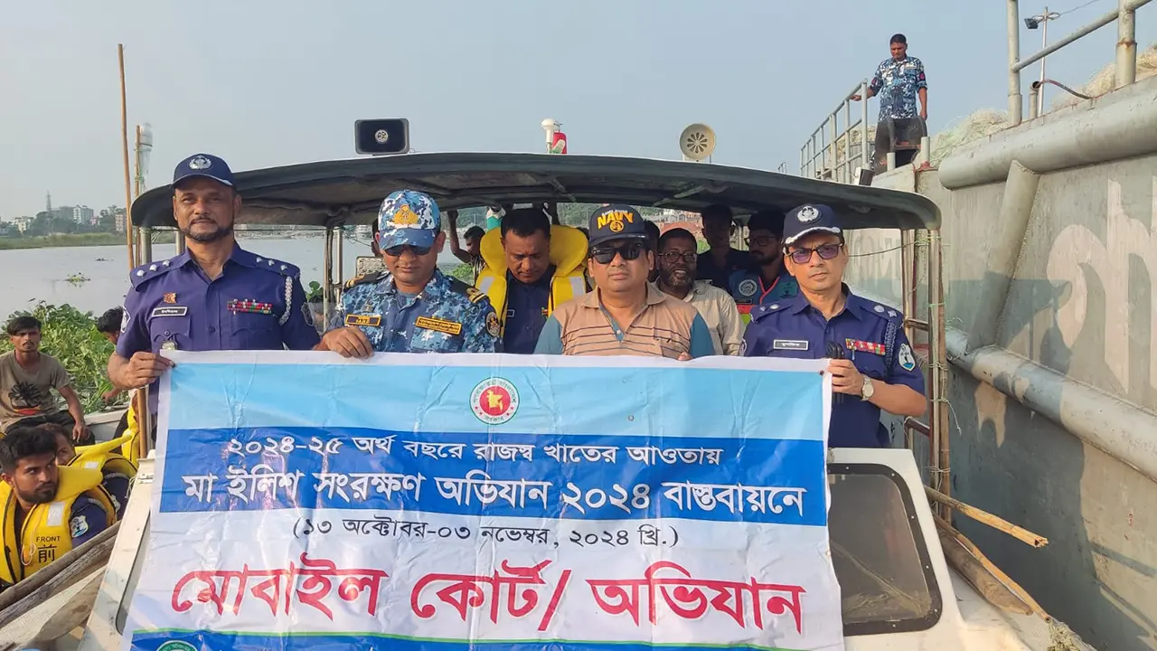 ইলিশ শিকারে নিষেধাজ্ঞার ১৯ দিনে চাঁদপুরে ৩০১ জেলে আটক