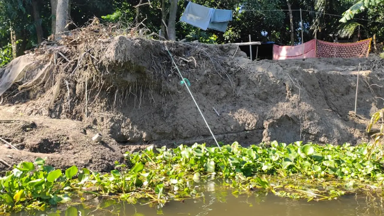 ডাকাতিয়ার ভাঙন হুমকিতে সহস্রাধিক পরিবার, ২০ বসতঘর বিলীন