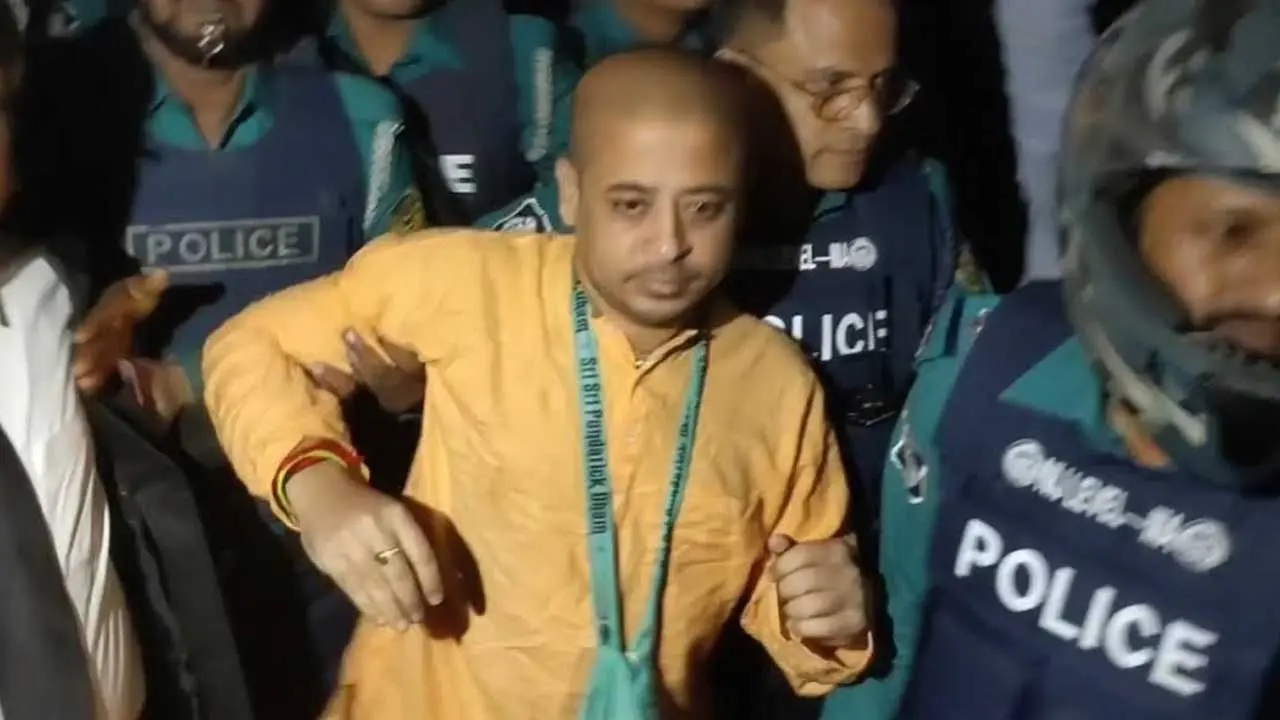 চট্টগ্রামের আদালতে নেওয়া হলো চিন্ময় কৃষ্ণকে