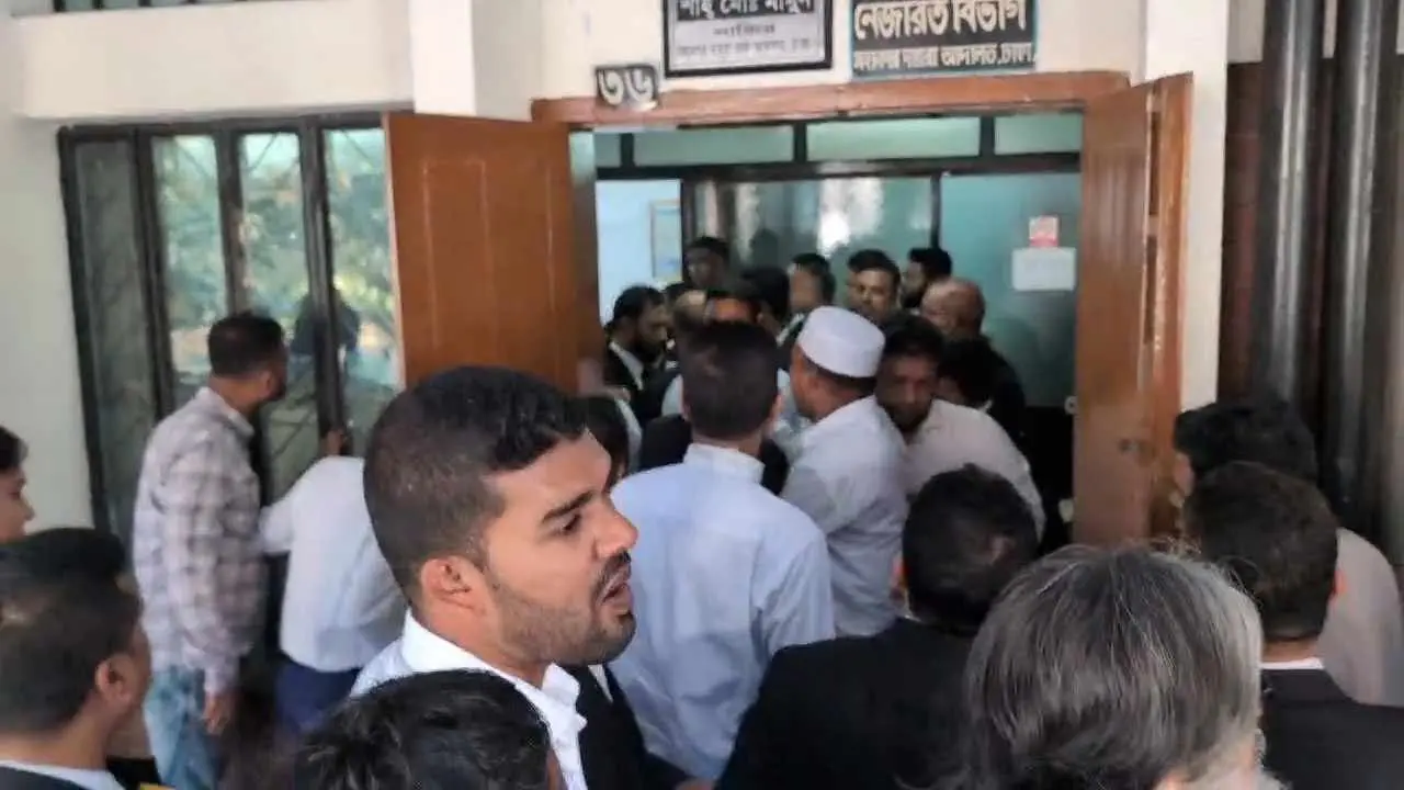 ঢাকা মহানগর আদালতের নাজিরের কার্যালয় ভাঙচুর আইনজীবীদের