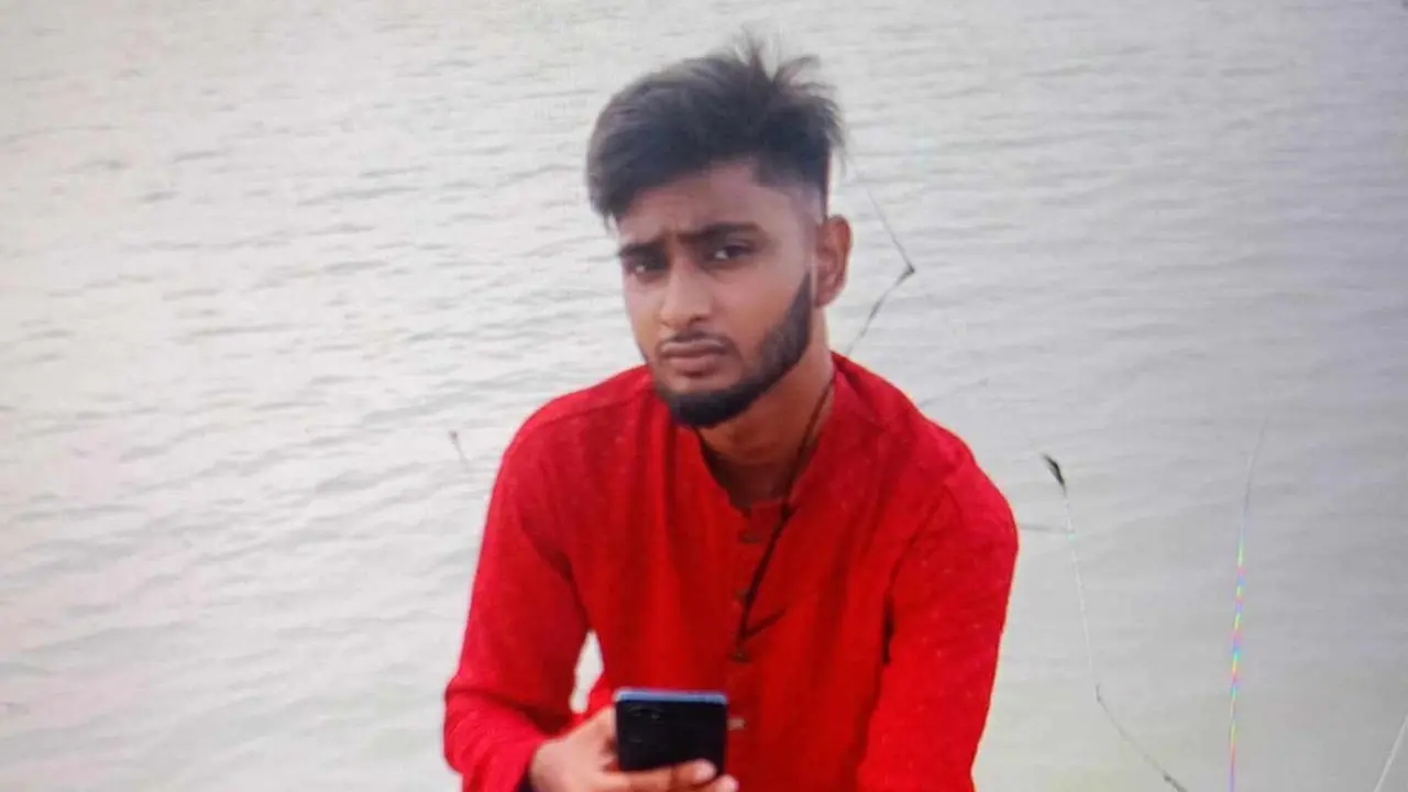 ভৈরব হাইওয়েতে ট্রাকের ধাক্কায় প্রাণ গেল কাভার্ডভ্যানের হেলপারের