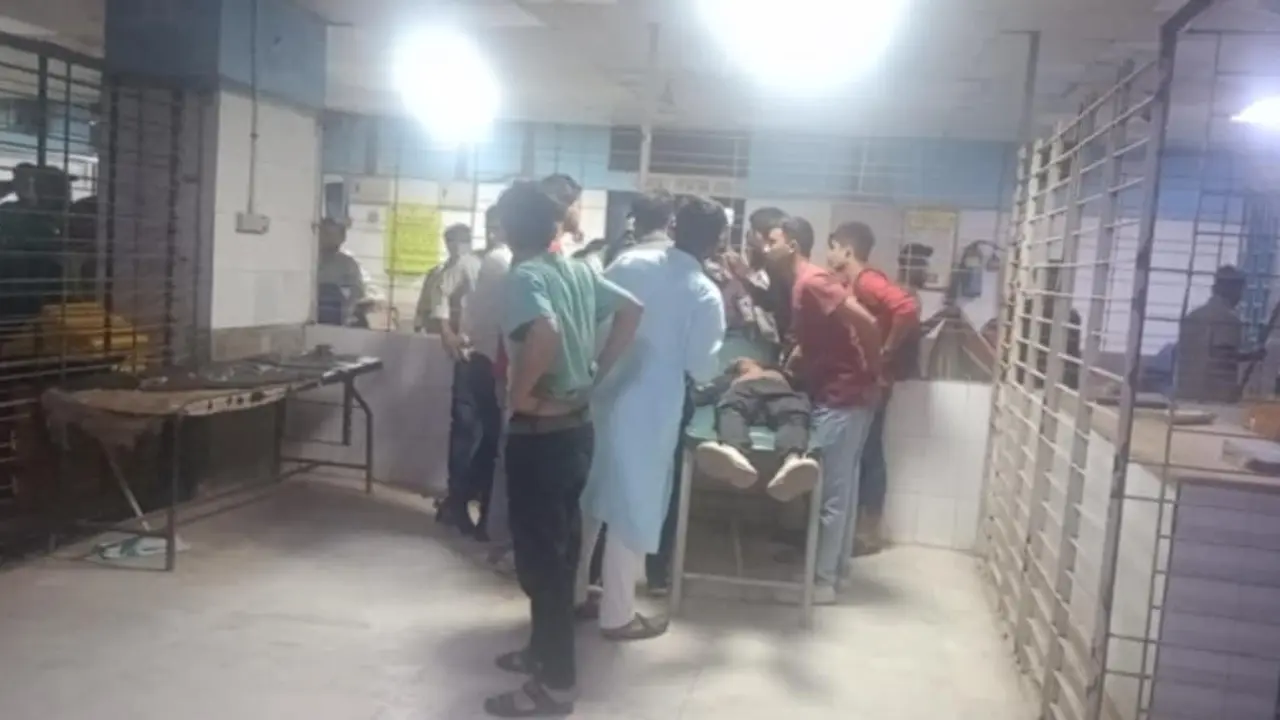 ঢাকা কলেজ-সিটি কলেজে সংঘর্ষে আহত ৩২ শিক্ষার্থী ঢামেকে