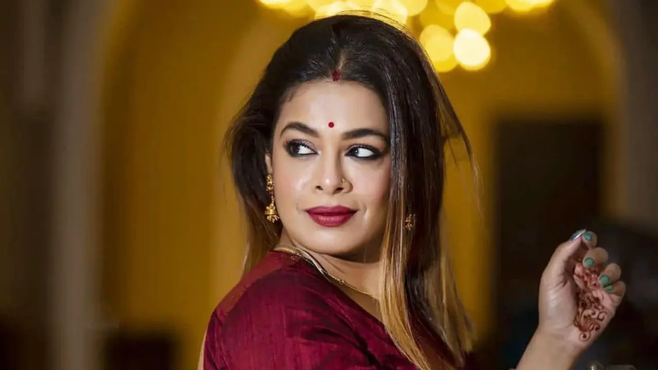 গাড়িতে বসেই অনৈতিক প্রস্তাব দেয় গায়ক : ইমন