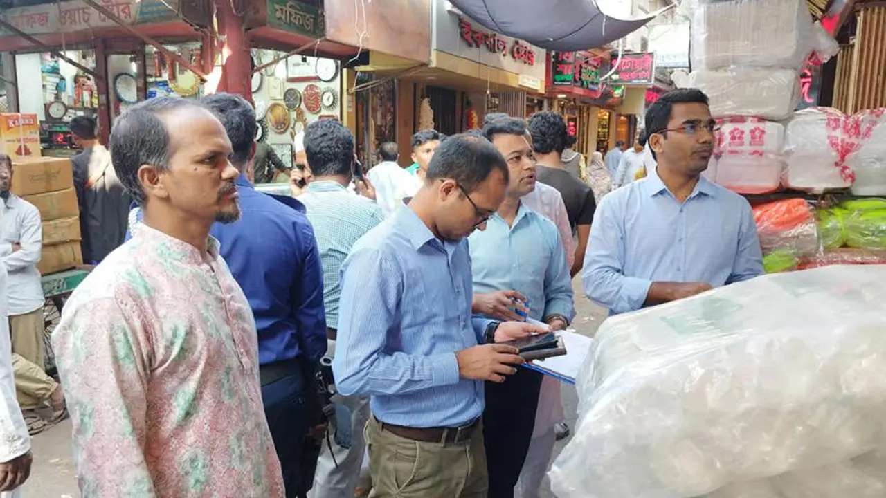 ফেনীতে পলিথিন বিক্রির দায়ে তিন প্রতিষ্ঠানকে ৪২ হাজার টাকা জরিমানা