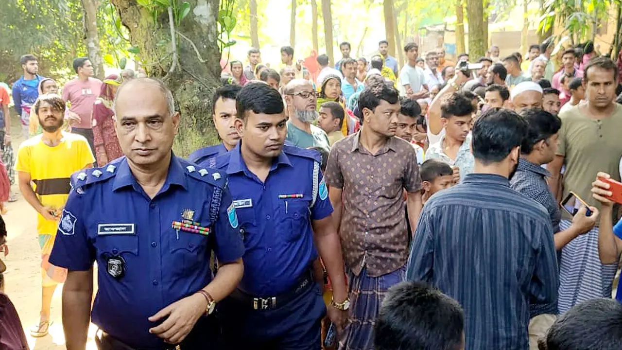 ঘরে স্ত্রীর সঙ্গে প্রেমিক, দুজনকেই কোপালেন স্বামী