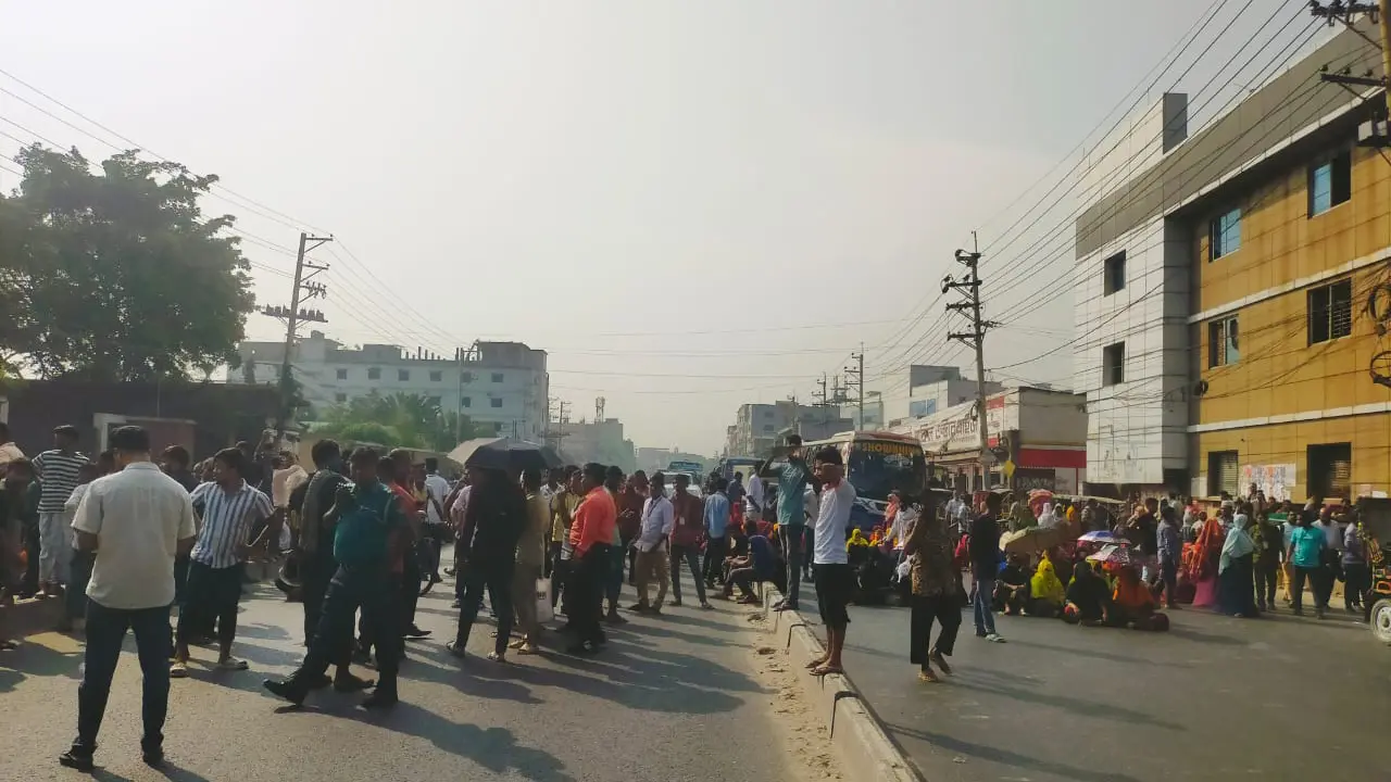 গাজীপুরে মহাসড়ক অবরোধ করে শ্রমিকদের বিক্ষোভ