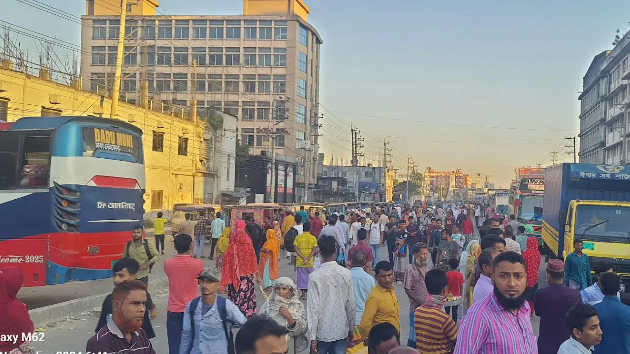 গাজীপুরে শ্রমিক বিক্ষোভে অচল মহাসড়ক, ২০ কিলোমিটার যানজট
