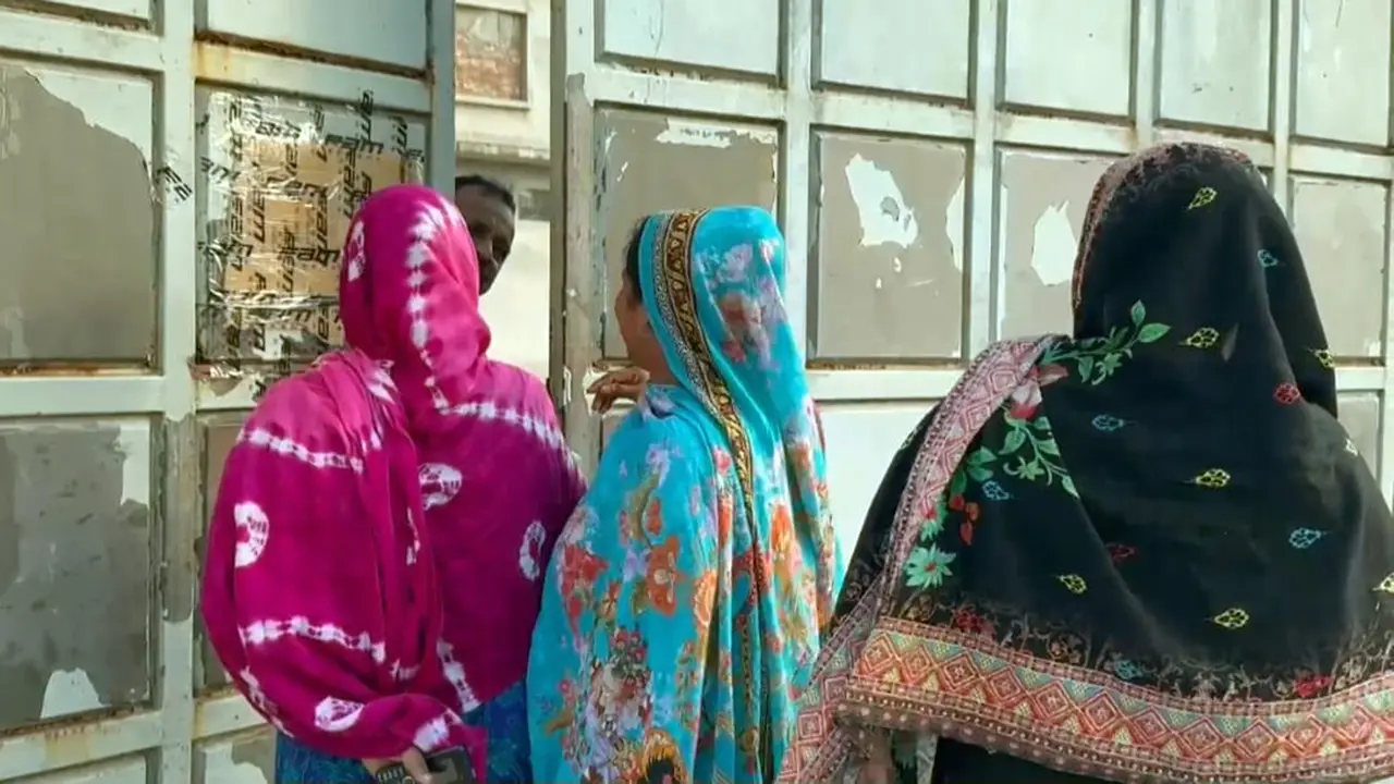 গাজীপুরে চার কারখানায় শ্রমিকদের কর্মবিরতি, ১৩ কারখানায় ছুটি
