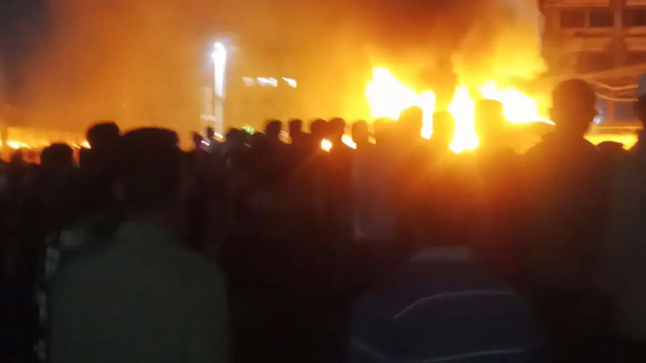 গাজীপুরে ৪ বাসে আগুন দিয়েছেন শ্রমিকরা