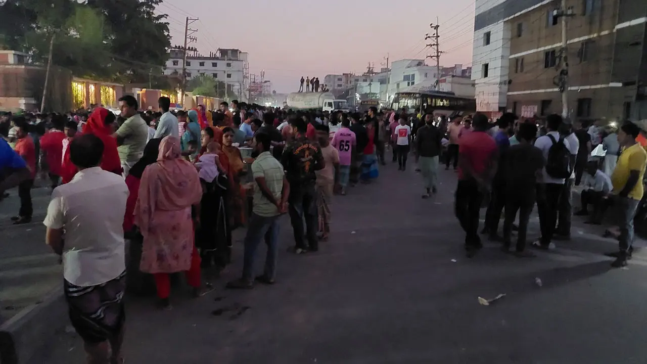 আশ্বাসে আস্থা নেই শ্রমিকদের, বেতন ছাড়া ফিরবেন না ঘরে