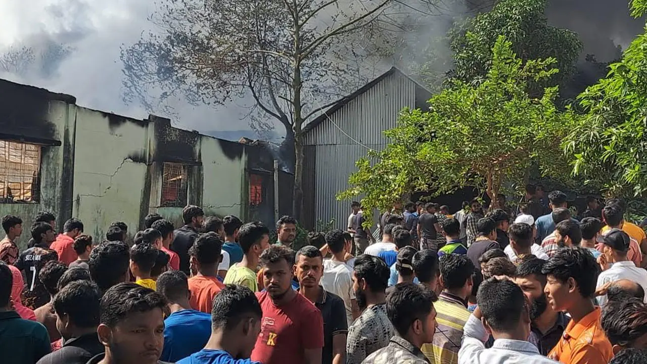 আন্দোলনরত শ্রমিকদের সঙ্গে এলাকাবাসীর সংঘর্ঘ, কারখানায় আগুন