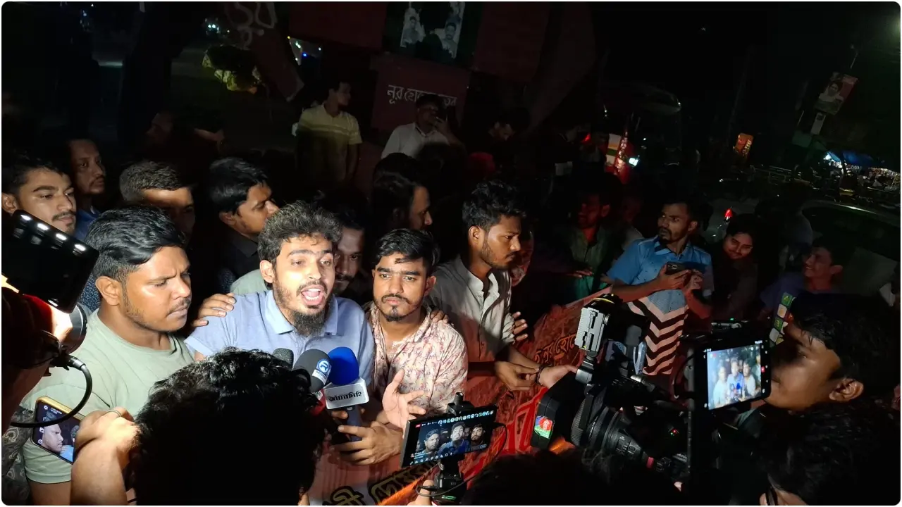 আ. লীগকে রুখে দিতে রাতেই জিরো পয়েন্টে শতশত ছাত্র-জনতা
