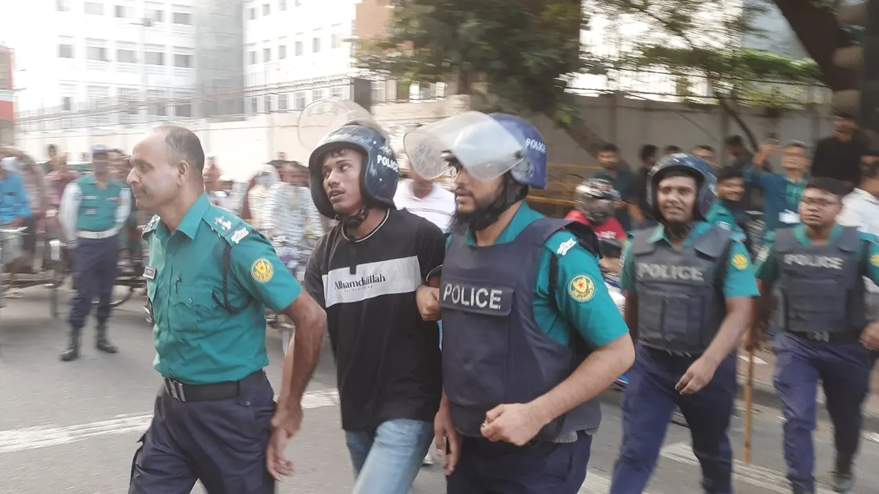 ছাত্রলীগ সন্দেহে ১ যুবক পুলিশ হেফাজতে