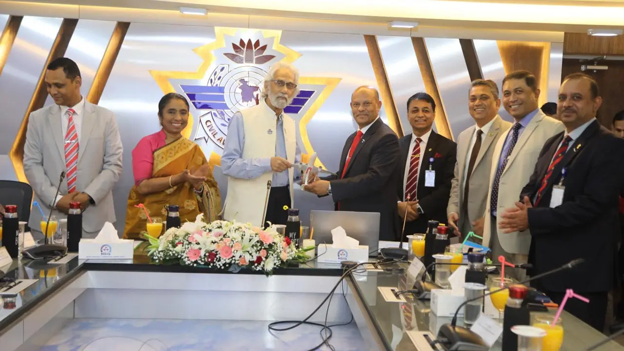 বিমানবন্দরে যাত্রীদের থেকে ফিডব্যাক নেওয়ার নির্দেশ উপদেষ্টার