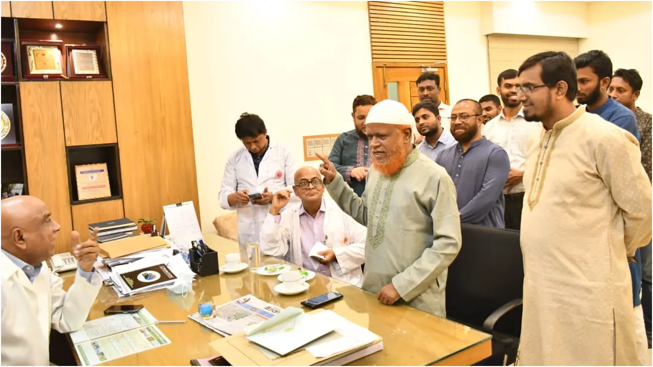 জাবি শিক্ষার্থী কাজলকে দেখতে হাসপাতালে জামায়াত নেতা বুলবুল