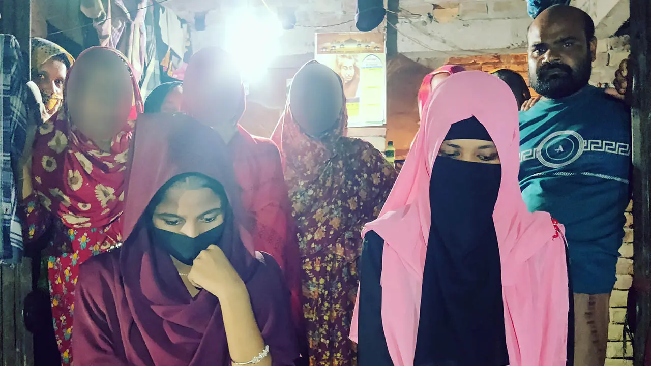 বিয়ের দাবিতে শাহিনের বাড়িতে একসঙ্গে দুই তরুণীর অনশন