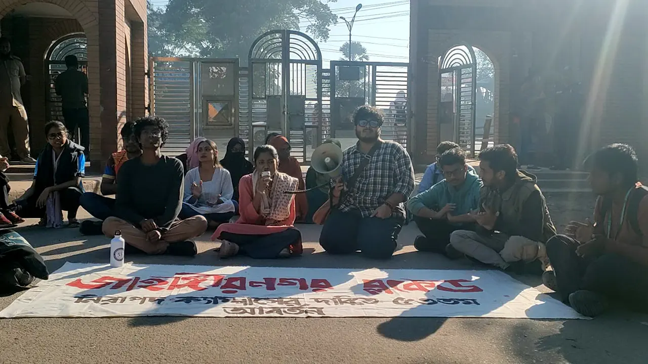 অটোরিকশার ধাক্কায় শিক্ষার্থী নিহত, জাহাঙ্গীরনগরে ব্লকেড কর্মসূচি