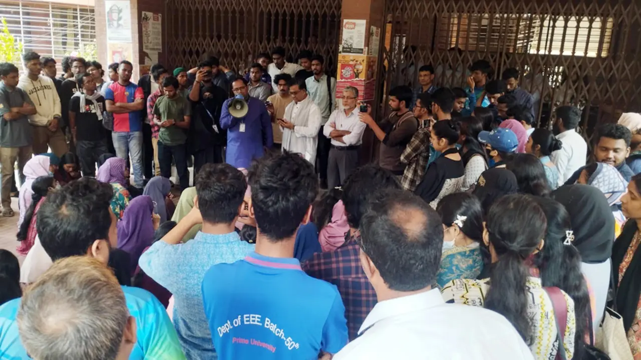 আফসানার মৃত্যুতে জাবি শিক্ষার্থীদের বিক্ষোভ, প্রশাসনিক ভবনে তালা