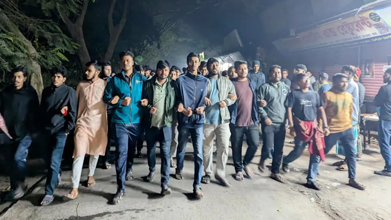 হাসনাত-সারজিসকে হত্যাচেষ্টার প্রতিবাদে জাবিতে বিক্ষোভ
