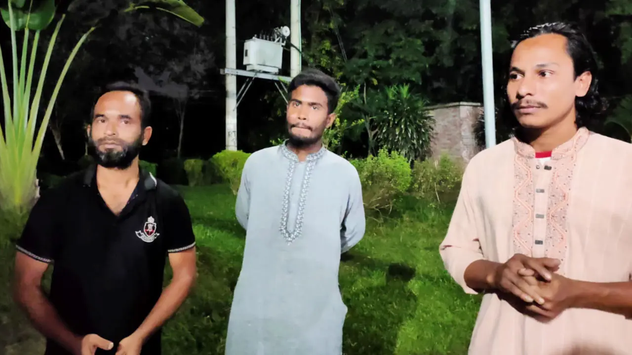 জাবিতে প্রকাশ্যে গাঁজা সেবন, আটক ৩