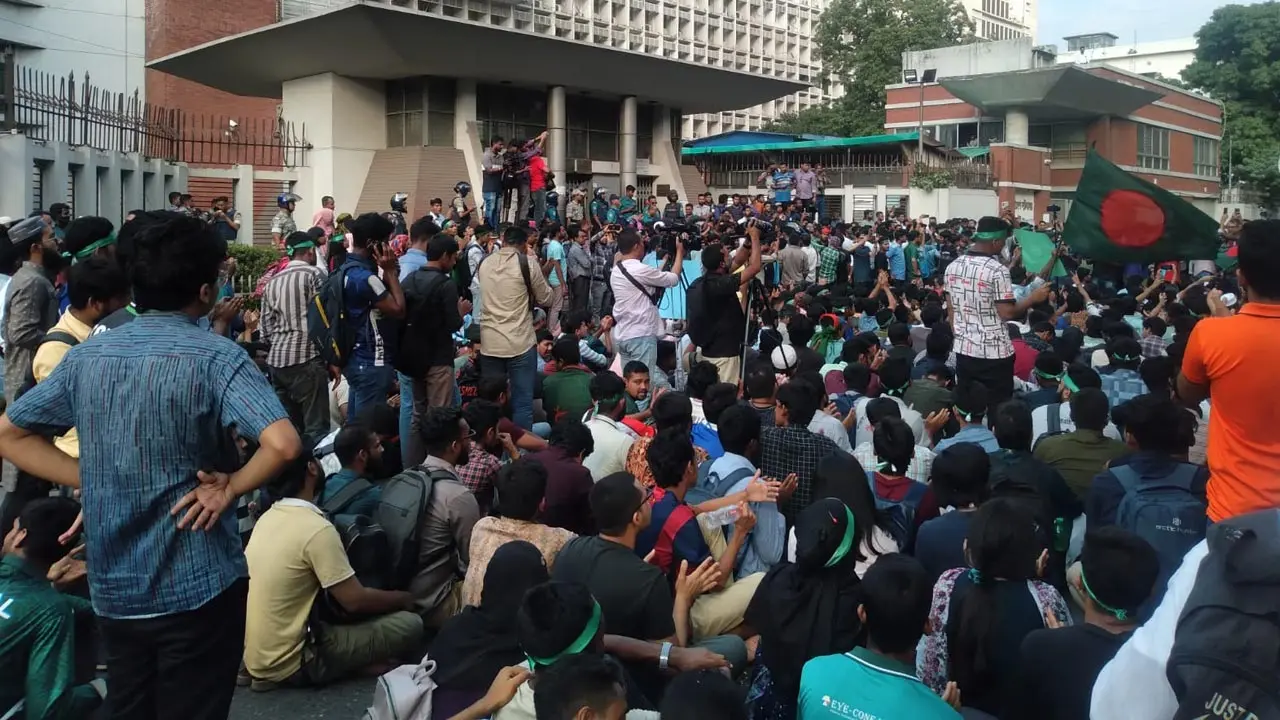 তিন দিনের মধ্যে দাবি পূরণের আশ্বাস, মানতে নারাজ শিক্ষার্থীরা