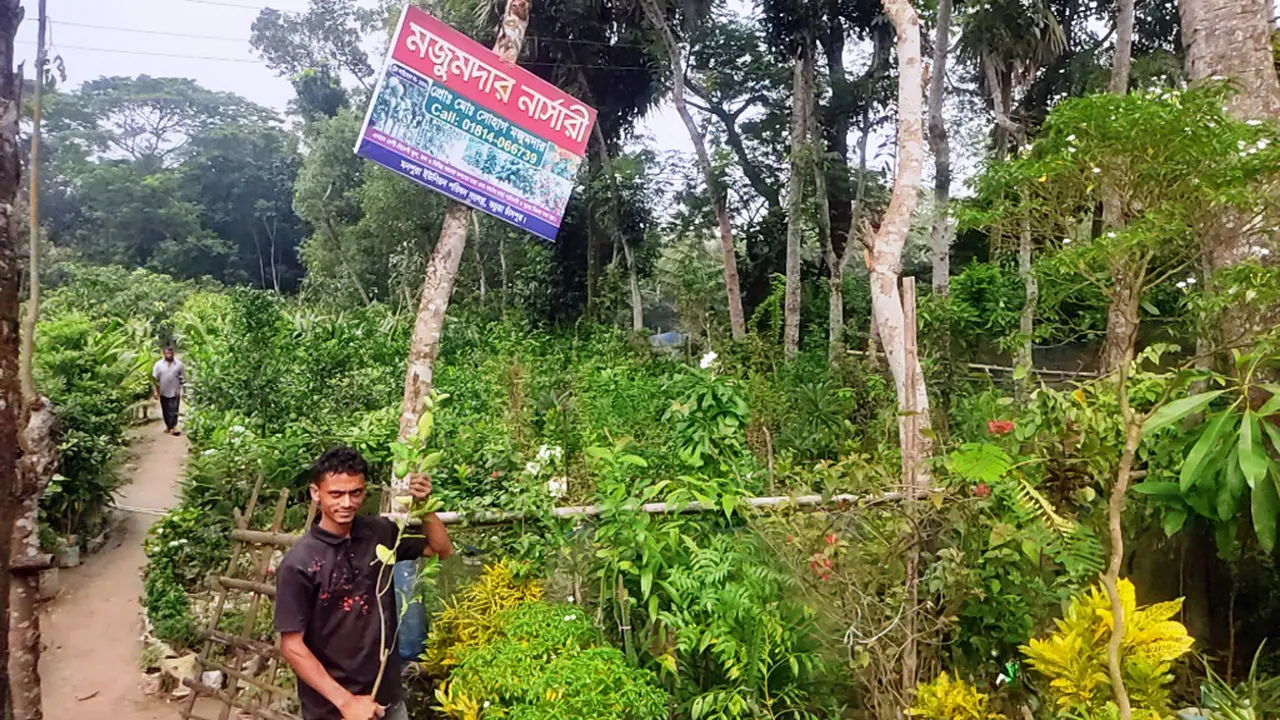 বাহারি ফুল-ফলের নার্সারিতে খুঁজে নিয়েছেন নিজের ভবিষ্যৎ