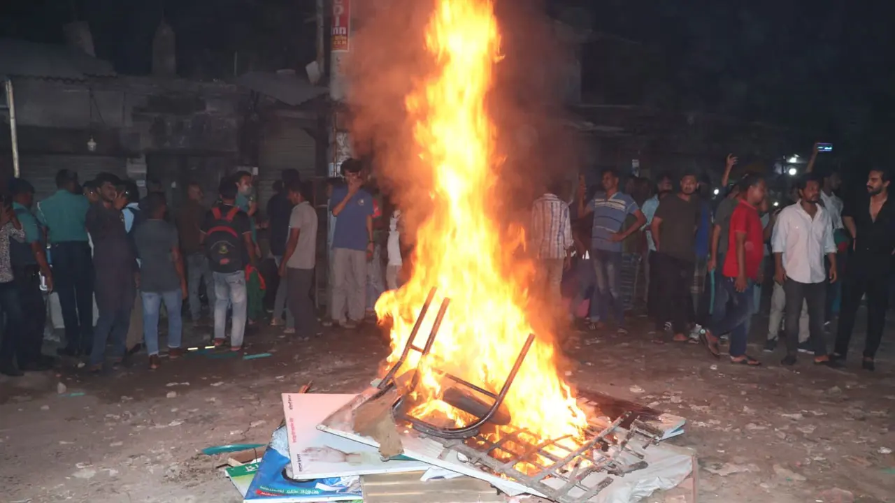 খুলনায় জাতীয় পার্টির অফিস ভাঙচুর, আসবাবপত্রে অগ্নিসংযোগ