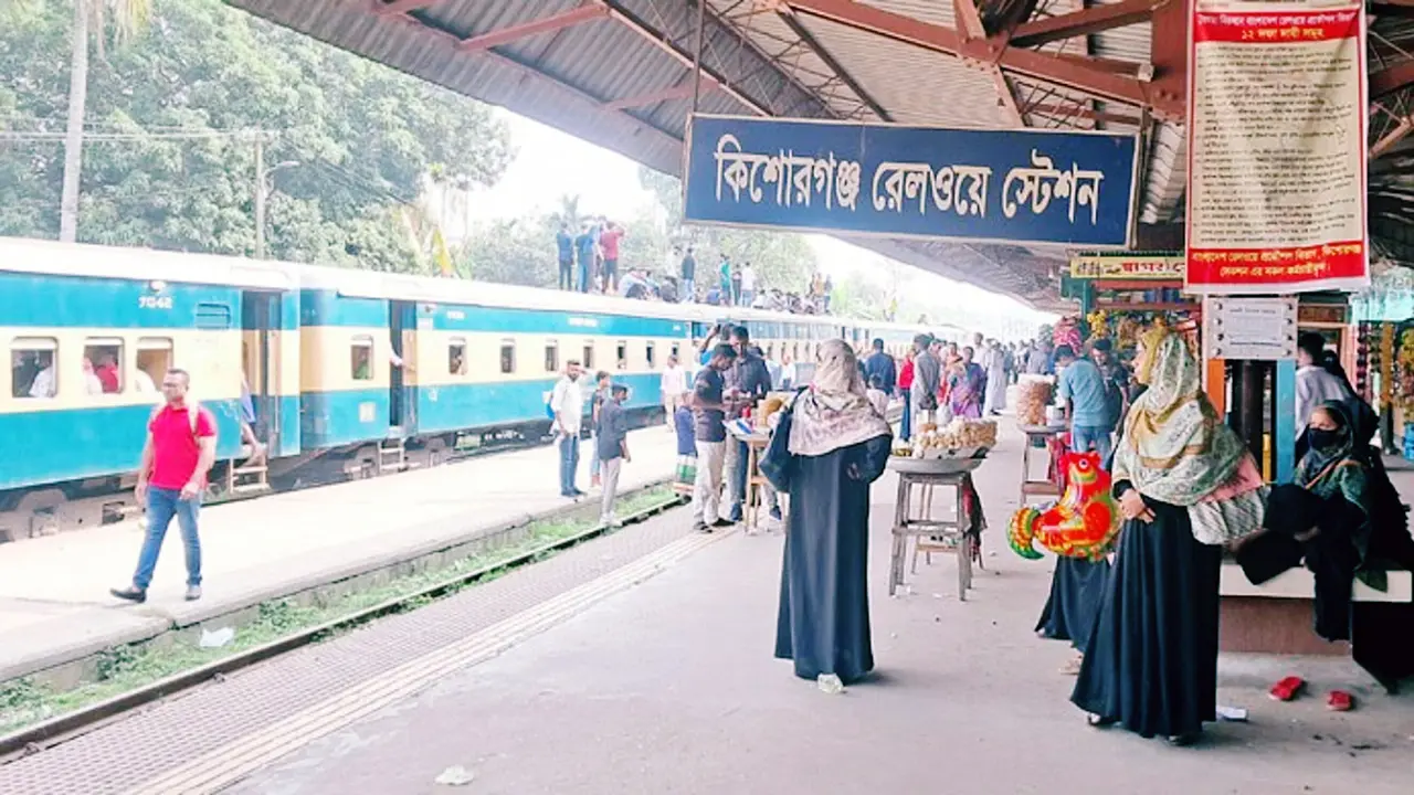 যাত্রীর স্বজনদের হামলায় স্টেশন মাস্টার আহত, ট্রেন চলাচল বন্ধ