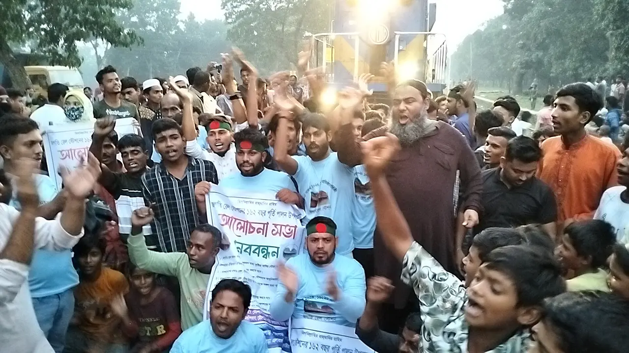 দেশের প্রথম স্টেশনের বেহাল দশা, ট্রেন থামিয়ে সংস্কার দাবি