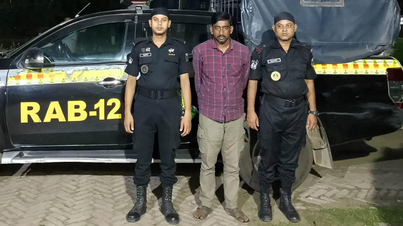 ফিল্মি স্টাইলে ব্যবসায়ীর টাকা ছিনতাই, সন্ত্রাসী রাখি গ্রেপ্তার