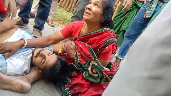 প্রকাশ্যে আ.লীগ কর্মীকে পিটিয়ে পুলিশে দিলেন বিএনপি নেতাকর্মীরা