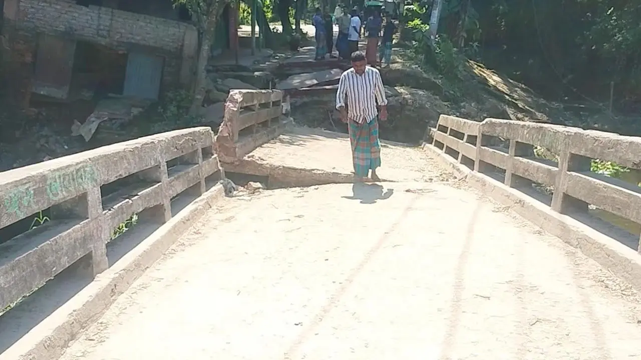 সেতু ভেঙে যাতায়াত বন্ধ, স্থগিত কলেজের পরীক্ষা
