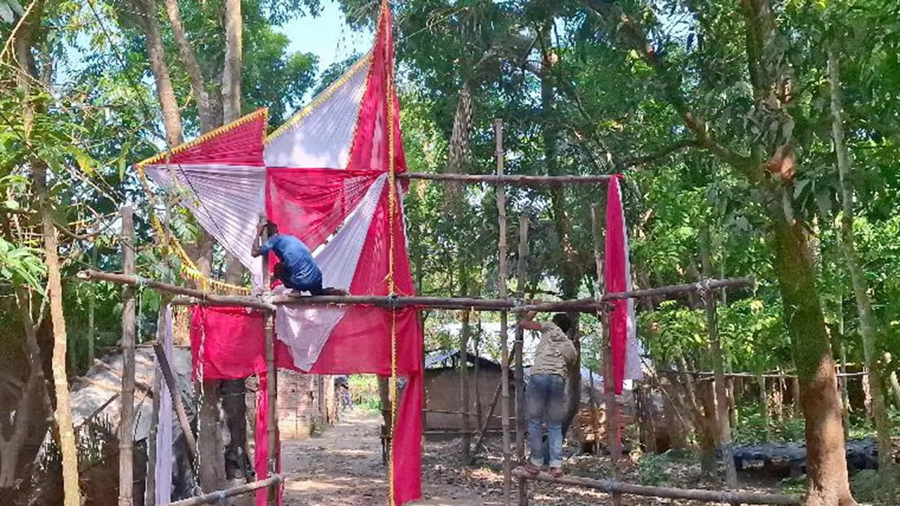 দাওয়াত না দিয়ে বাড়ির সামনে বিয়ের গেট করায় দুপক্ষের সংঘর্ষে আহত ১০