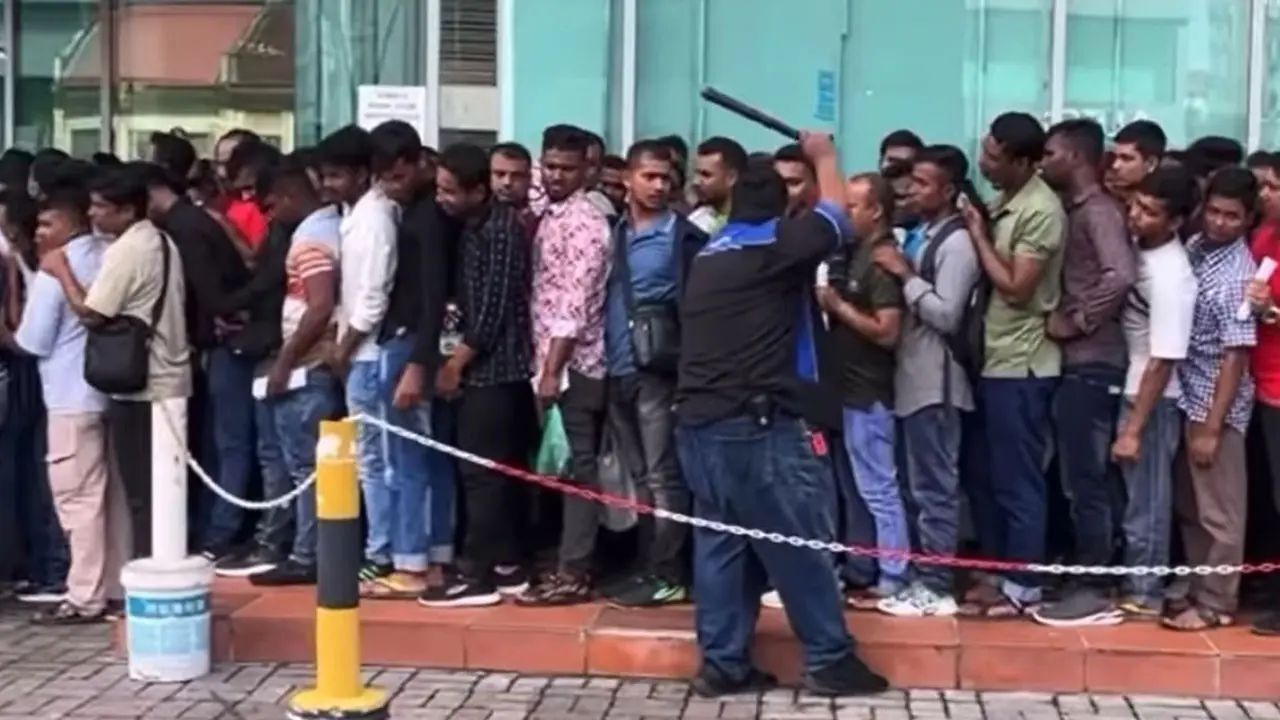 মালয়েশিয়ায় পাসপোর্ট সেবা নিতে গিয়ে মারধরের শিকার প্রবাসী