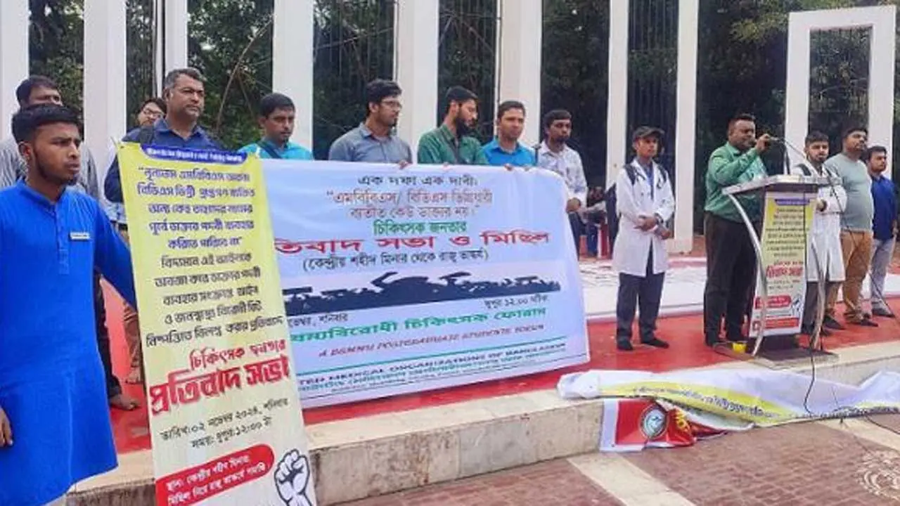 ডাক্তার নামধারী ভুয়া চিকিৎসকরা মানুষকে মৃত্যুর দিকে ঠেলে দিচ্ছেন