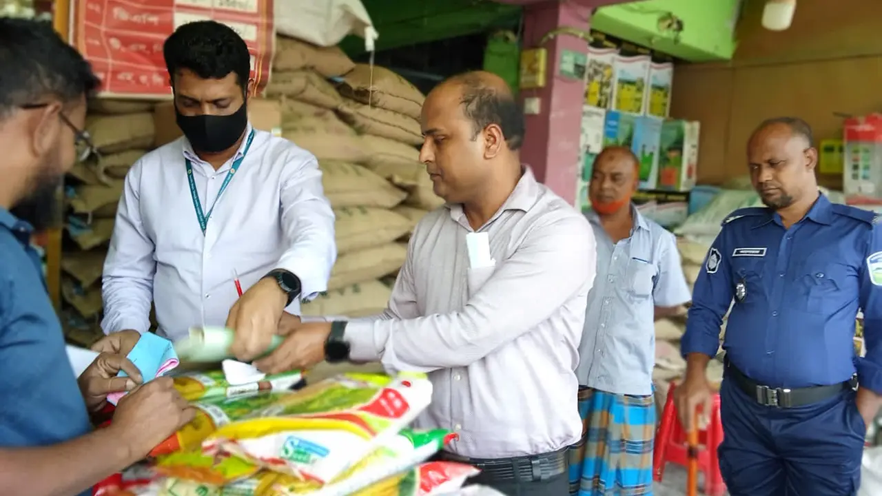ময়মনসিংহে মেয়াদোত্তীর্ণ পণ্য রাখায় ৭ প্রতিষ্ঠানকে জরিমানা