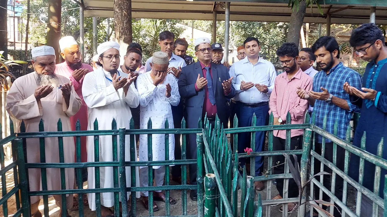 শহীদ পরিবারের পাশে থাকার প্রতিশ্রুতি ময়মনসিংহ বিভাগীয় কমিশনারের