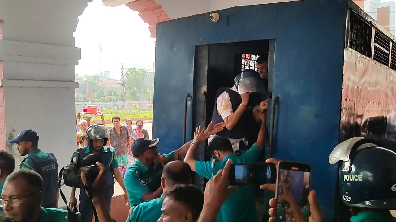 সাবেক ভূমিমন্ত্রী নারায়ণ চন্দ্রকে আদালত চত্বরে ডিম নিক্ষেপ