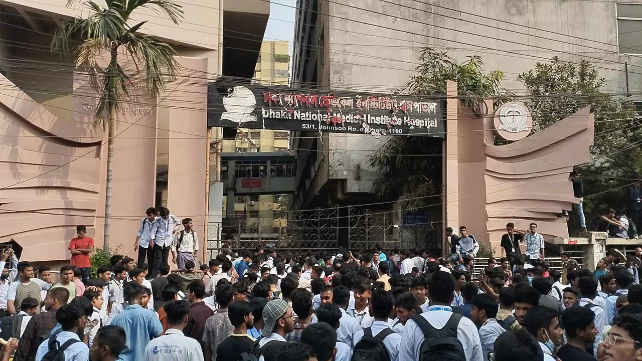ন্যাশনাল মেডিকেল কলেজ হাসপাতালের প্রধান ফটকে ভাঙচুর