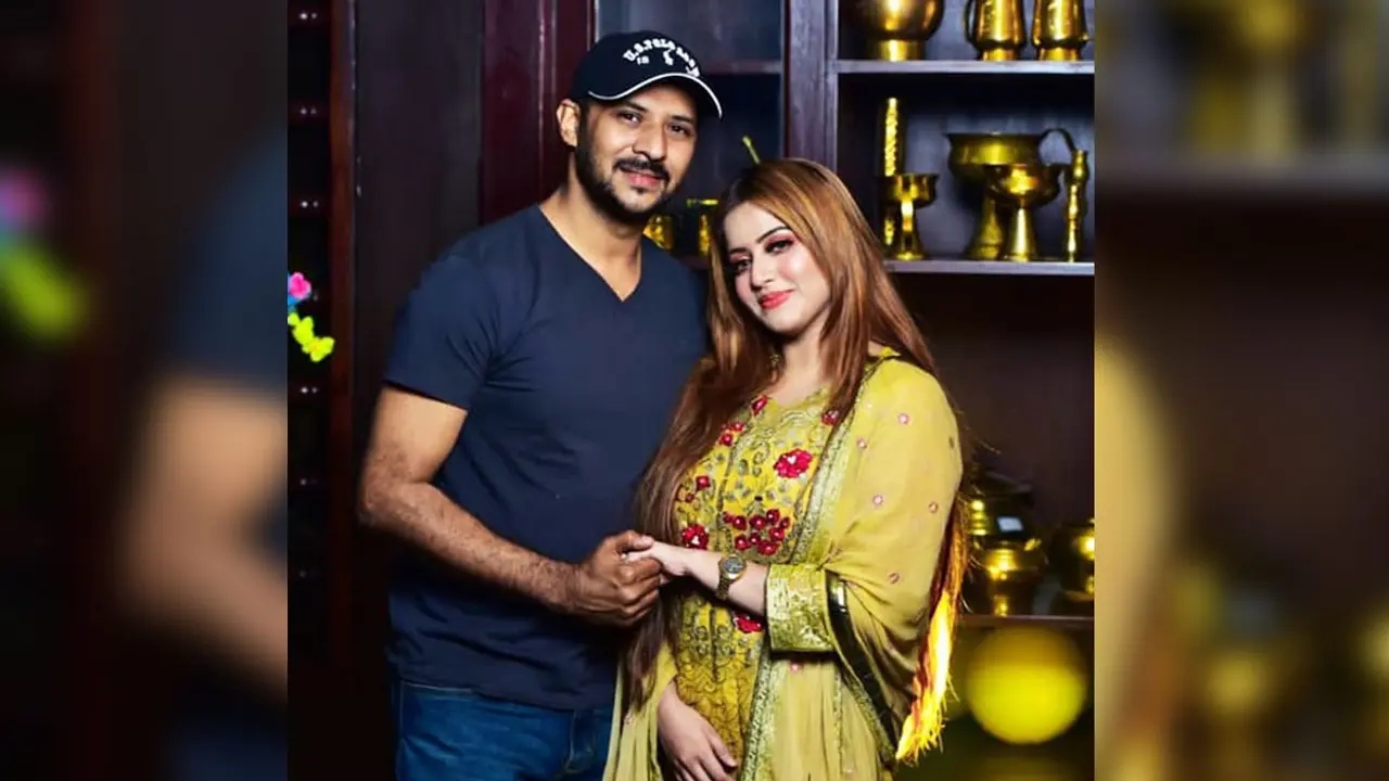 প্রথমে পরকীয়ার অভিযোগ, পরে ক্ষমা চাইলেন নিরবের স্ত্রী