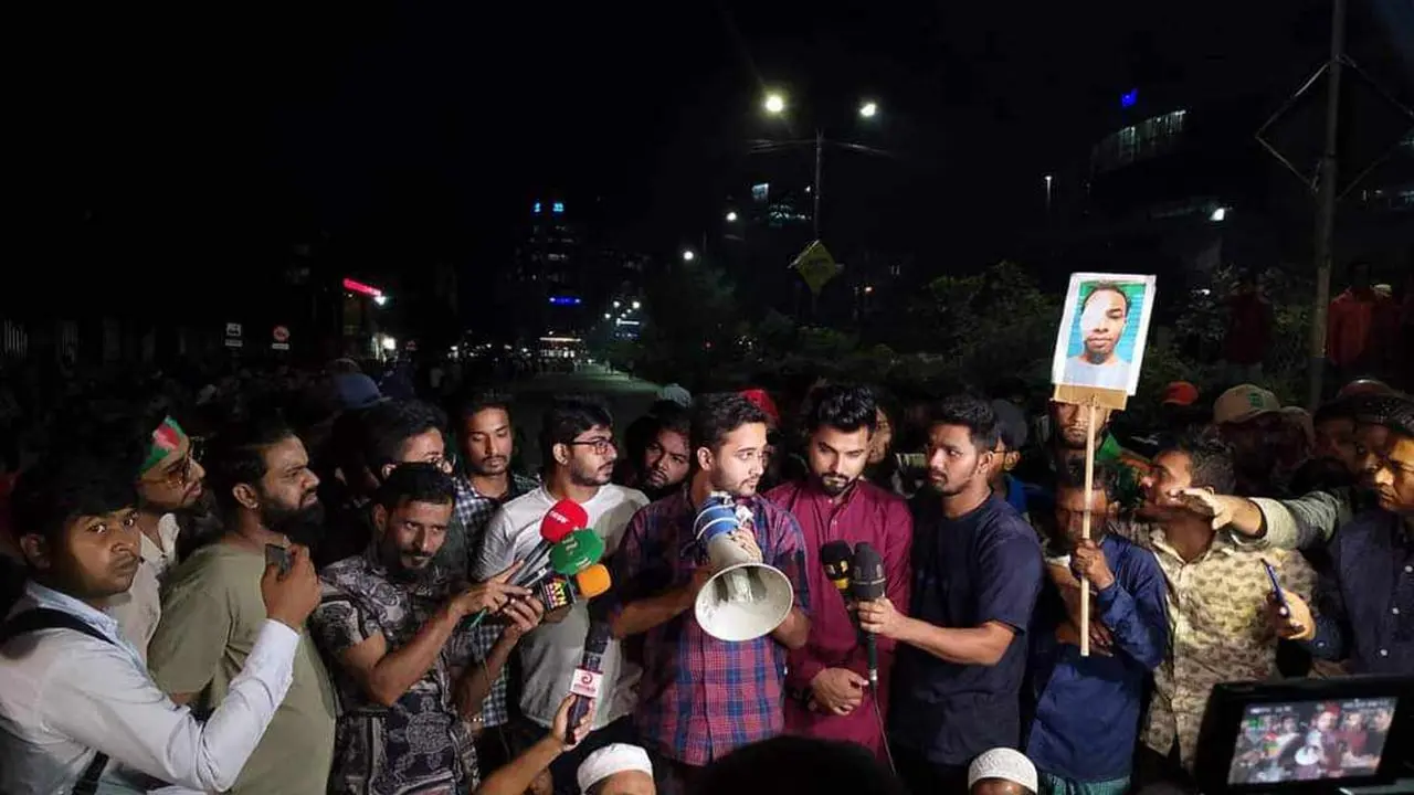 হুইল চেয়ার নিয়ে এখনো রাস্তায় আহতরা, অপেক্ষা উপদেষ্টাদের জন্য