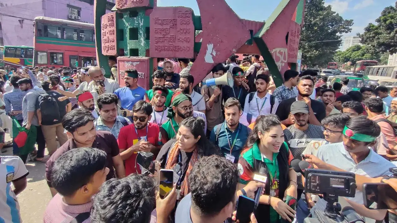 জিরো পয়েন্টে শিক্ষার্থীরা, দিচ্ছেন ফ্যাসিবাদবিরোধী স্লোগান