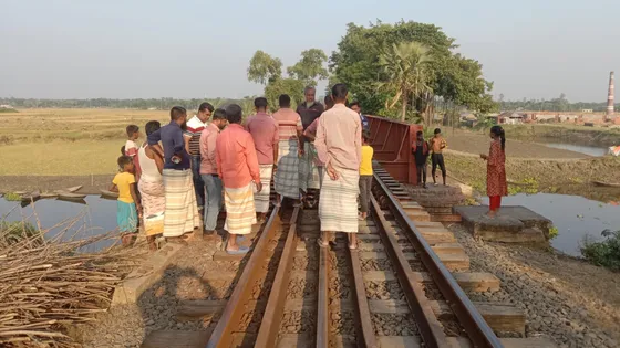 ব্রিজে হাঁটার সময় হঠাৎ চলে এলো ট্রেন, ধাক্কা খেয়ে পড়ে গেলেন নদীতে